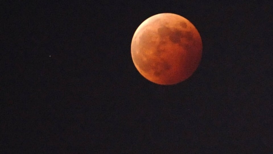 Wenn der Mond kein direktes Sonnenlicht mehr erhält, verfärbt er sich rot.
