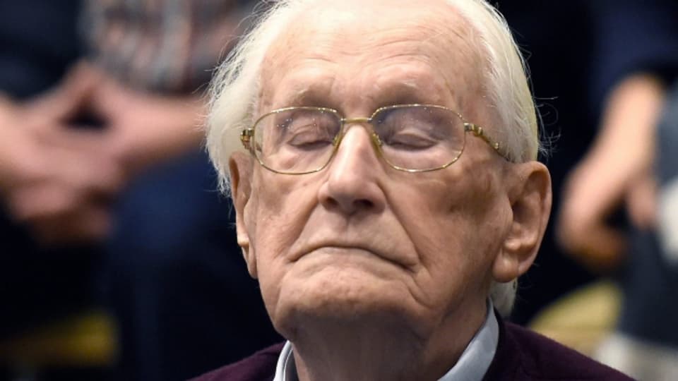 Der 94-jährige ehemalige SS-Mann Oskar Gröning wird 2015 zu vier Jahren Haft verurteilt