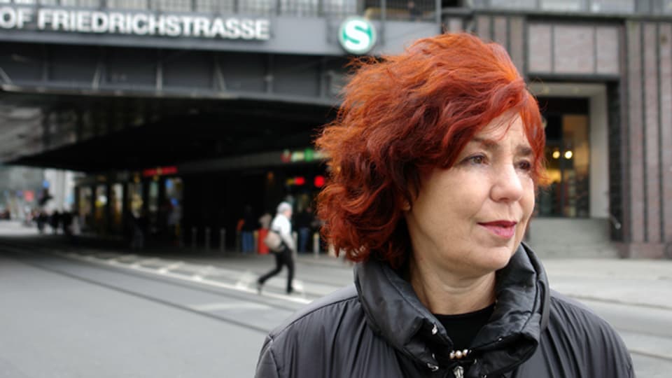 Ort des Aufbruchs und der Ankunft: Irina Liebmann am Bahnhof Friedrichstrasse in Berlin.