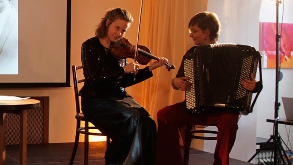 Helena Winkelman (Violine) und Viviena Chasot.