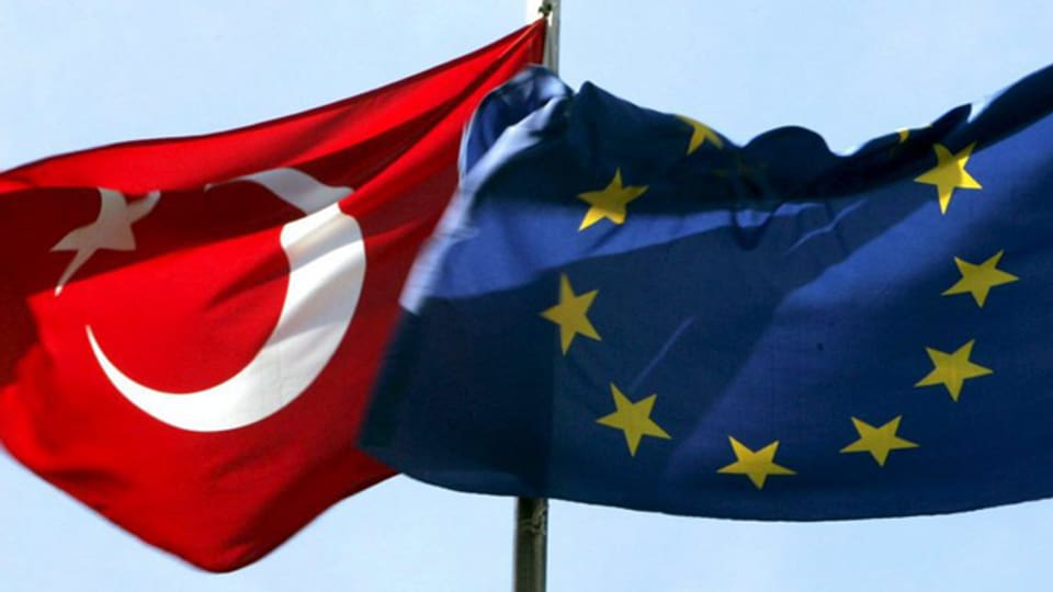 Flagge der Türkei und der EU.