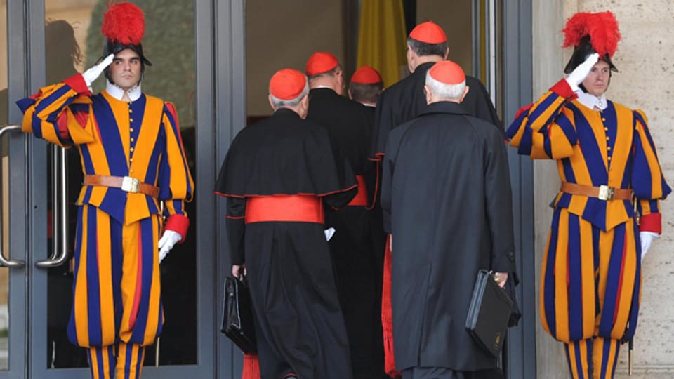 Konklave in Sicht. Schweizergardisten salutieren Kardinälen, Vatikan, 9.3.13