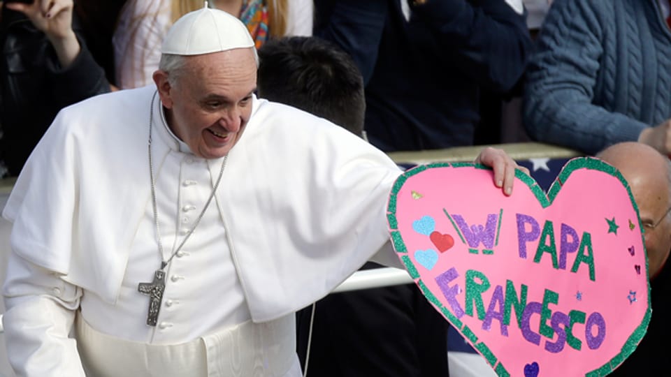Die Sympathiebezeugungen des Volkes gegenüber Papst Franziskus gross.