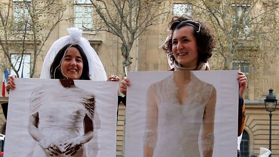 Ein Paar demonstriert in Frankreich für die gleichgeschlechtliche Ehe.