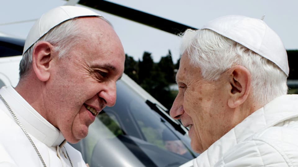 Papst Franziskus und Papst Benedikt XVI.