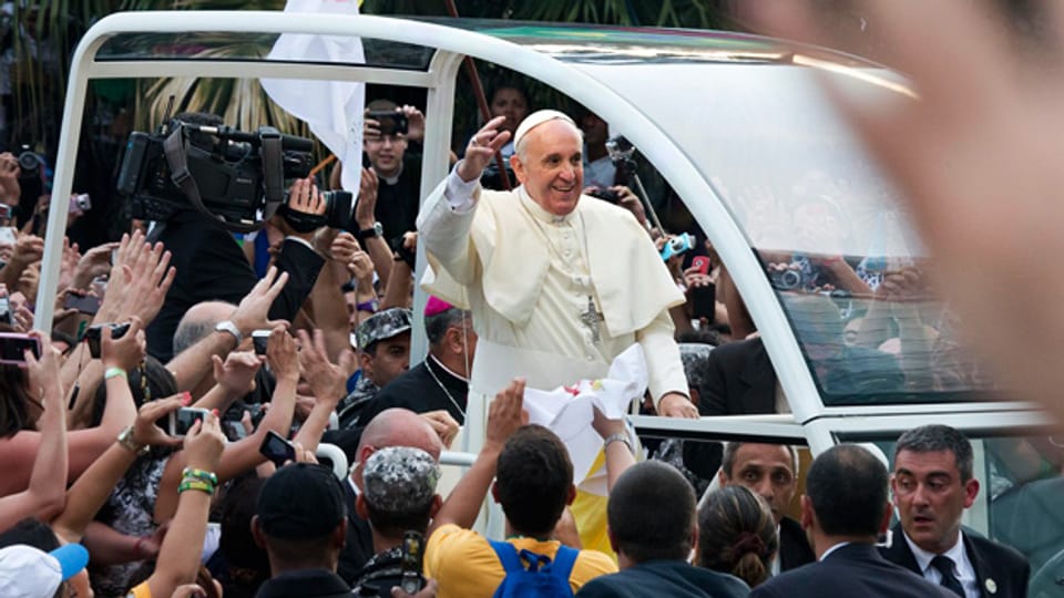 Der Papst winkt der Menge zu am Weltjugendtag in Rio de Janeiro.