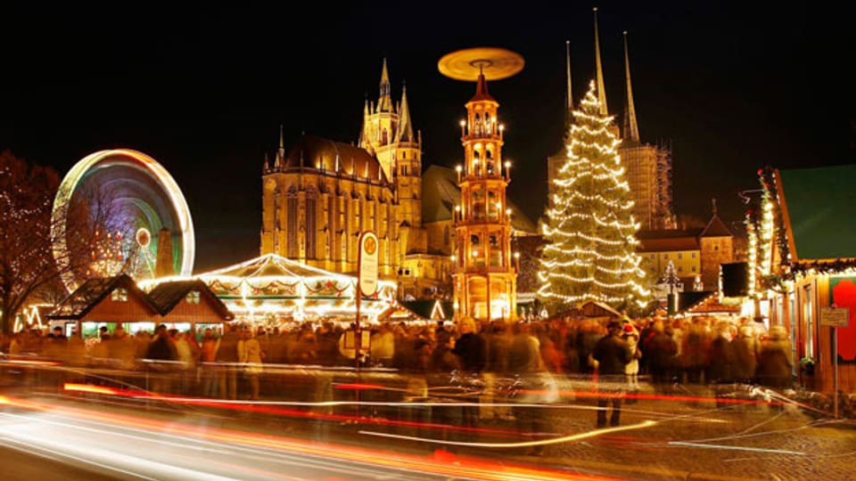 Kommerz vs. Besinnlichkeit: der Erfurter Weihnachtsmarktes mit dem Mariendom und der St. Severi Kirche.