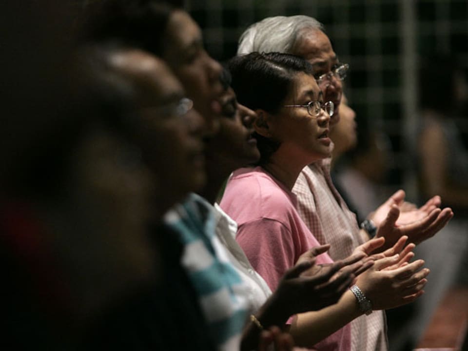 Christliche Malaysier beten in einer Kirche in der Nähe von Kuala Lumpur.