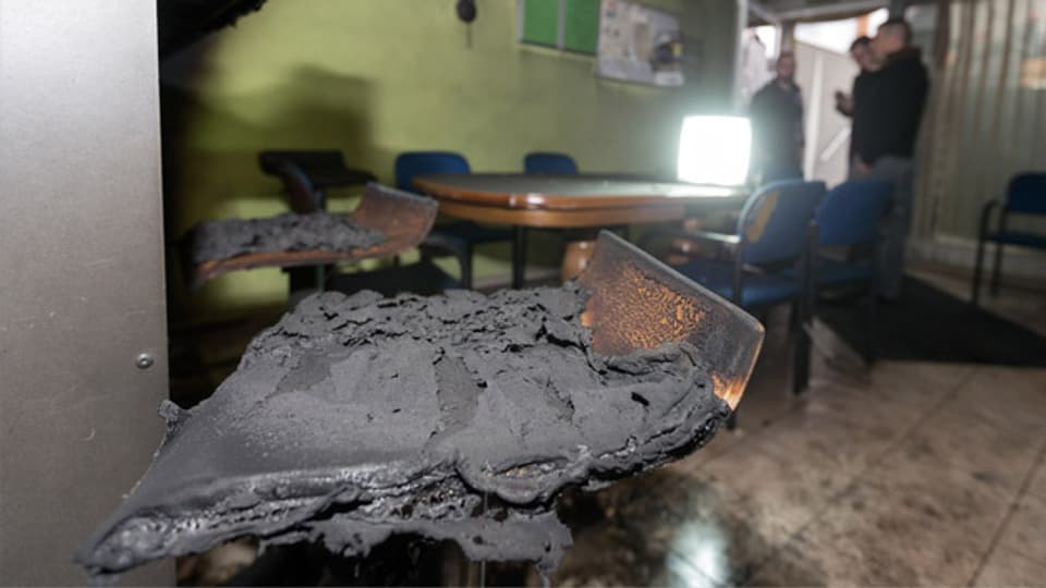 Angesengtes Mobiliar nach dem Brandanschlag im islamisch-albanischen Kulturverein Flums.