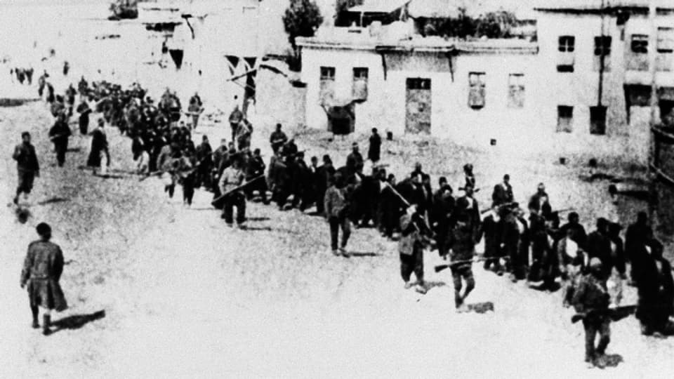 Armenier marschieren auf einer Strasse in der Türkei dem Tod entgegen.