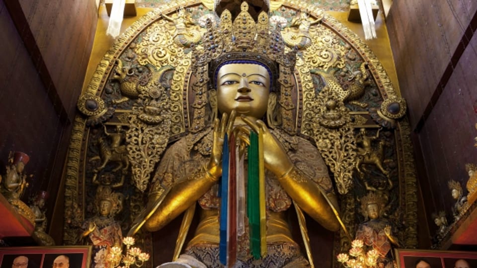 Eine gewaltige Buddhastatue im Jamchen Kloster in Bodhnath bei Kathmandu, Nepal