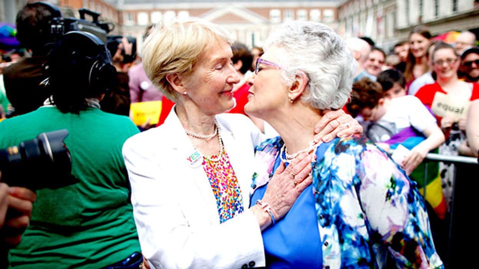 Die irische Senatorin Catherine Zappone und ihre Partnerin feiern die ersten positiven Wahlresultate.