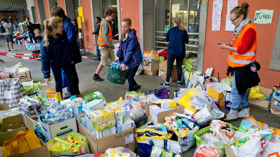 Hilfe vor Ort: Freiwillige sortieren Spenden am Bahnhof München.