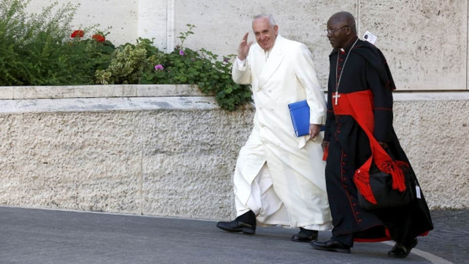 Wagt die Kirche einen neuen Umgang mit Familienthemen? Papst Franziskus und Kardinal Philippe Nakellentuba Quédraogo auf dem Weg zur Synode.