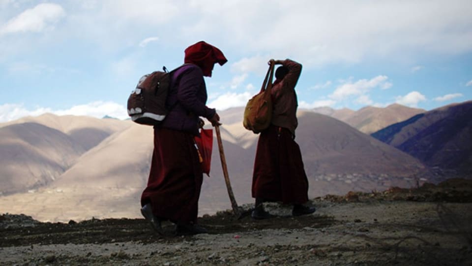 Zwei Nonnen aus Tibet auf Wanderschaft.