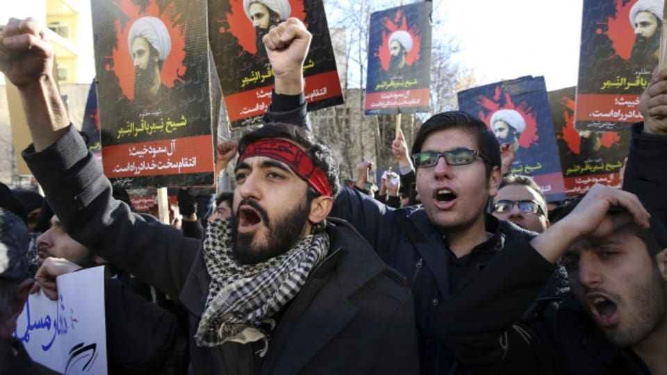 Iranische Demonstranten vor der saudischen Botschaft in Teheran.