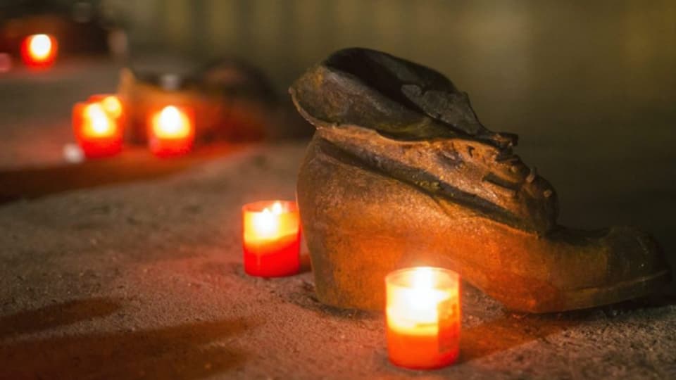 Erinnern wird immer wichtiger: Es brennt eine Kerze anlässlich des International Holocaust Remembrance Day.