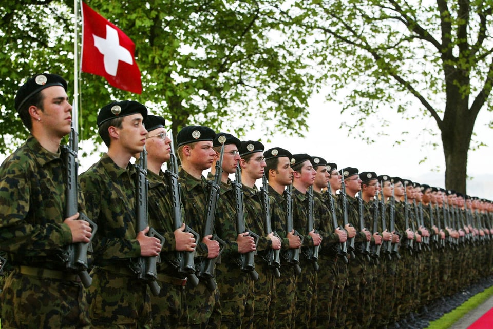 Junge Schweizerinnen und Schweizer unterschiedlicher Herkunft werden zusammengewürfelt und stehen 18 Wochen im Dienst der Armee