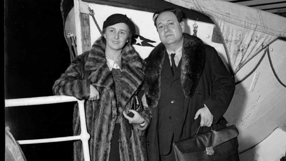 Erich Wolfgang Korngold mit seiner Frau Luise, wie sie 1934 in New York ankommen.