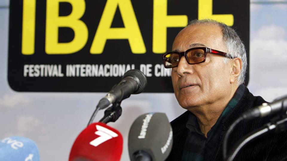 Der iranische Starregisseur Abbas Kiarostami sucht seine künstlerische Freiheit einmal mehr ausserhalb seiner strengen Heimat.