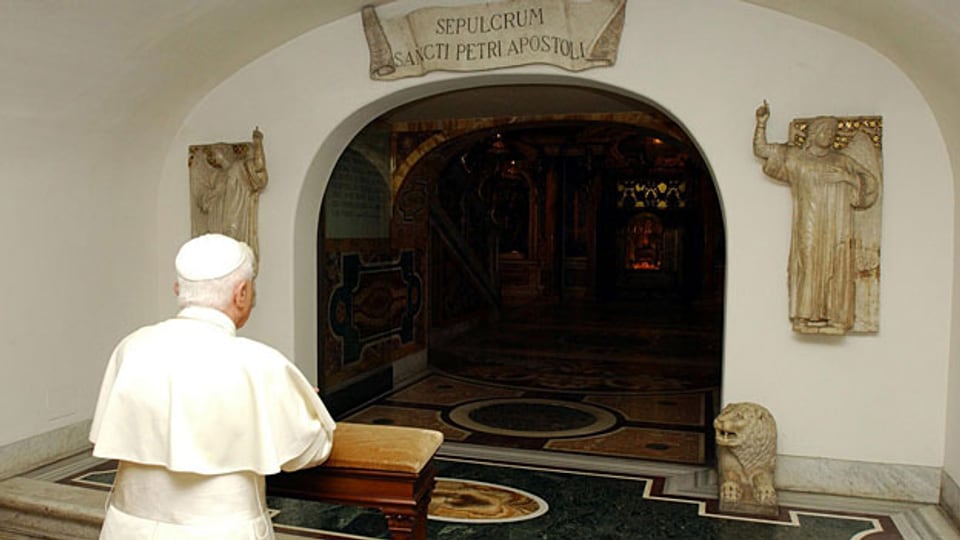 Der abgetretene Papst Benedikt XVI am Grab seines Vorgängers Johannes Paul II.