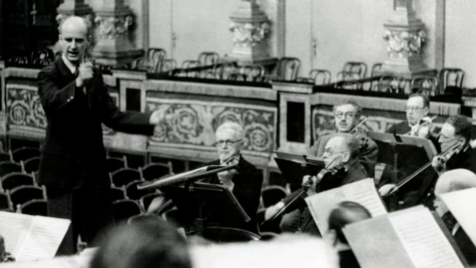 Paul Fischer (ganz rechts) wurde Zwangesbeurlaubt; Konzertmeister Julius Stwertka wurde nach Theresienstadt deportiert.