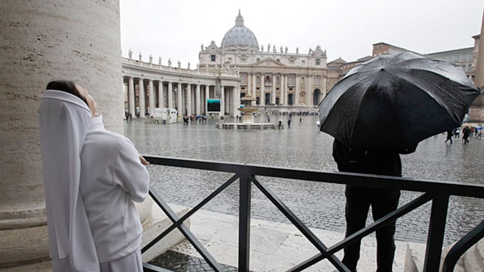 Weisser oder schwarzer Rauch? Mit Spannung wird das Ergebnis der ersten Papstwahl erwartet.