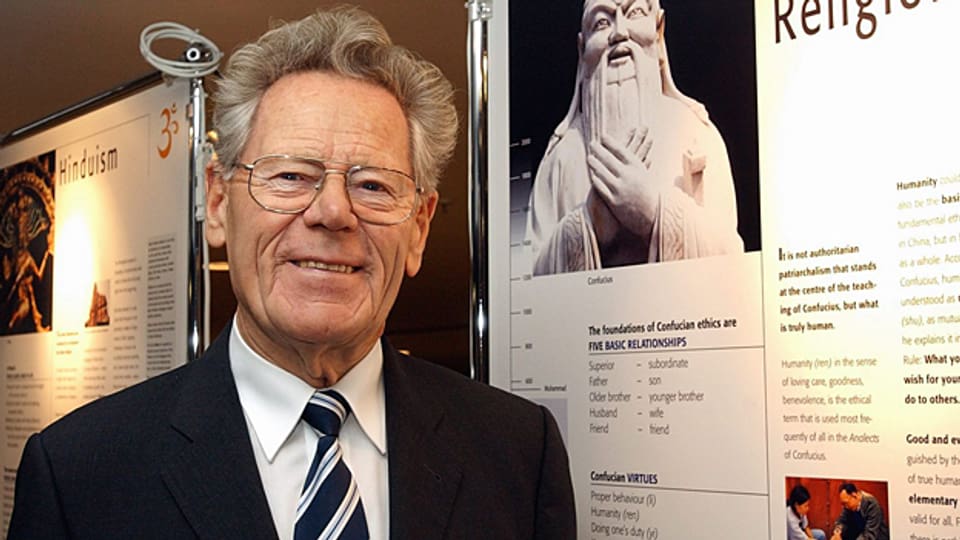 Hans Küng bei der Ausstellung «Weltreligionen - Weltfrieden - Weltethos» im Flughafen Zürich 2004.
