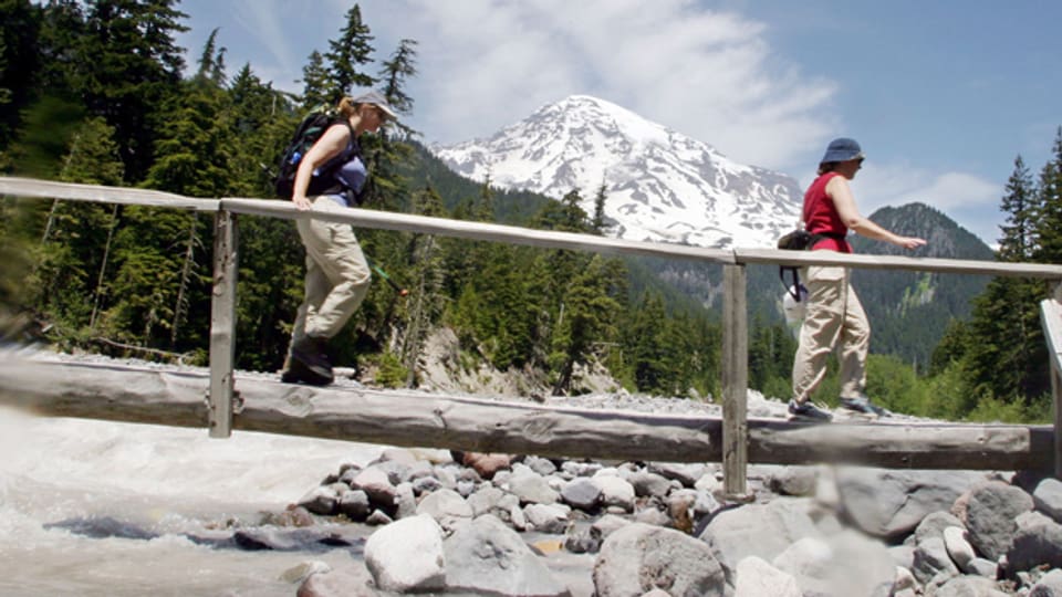 Zwei Wanderinnen im Mount Rainier National Park.