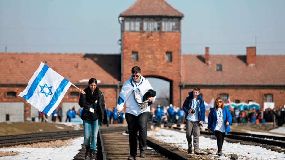 Tausende Menschen nehmen jedes Jahr am Marsch der Lebenden im südpolnischen Auschwitz teil.