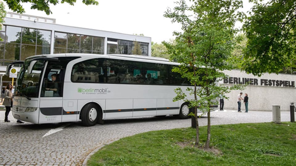 Mit diesem Bus nimmt das Theatertreffen Berlin das Publikum mit auf eine Zeitreise.