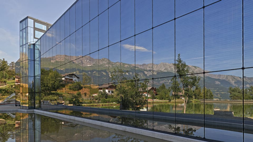 Fondation Pierre Arnaud: Die Fassade aus photovoltaischem Glas spiegelt die Umgebung.