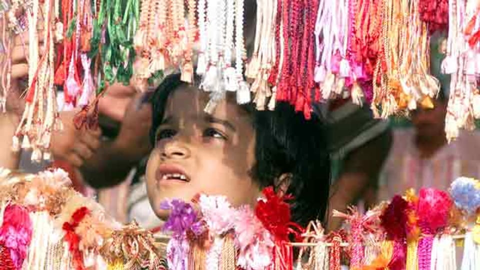Die Inderin Rupa Mukerji ist als Kind viel umgezogen. Im Bild: Ein kleines Mädchen am Markt von Bhopal, wo Mukerji 1984 lebte, als sich die Chemie-Katastrophe ereignete.