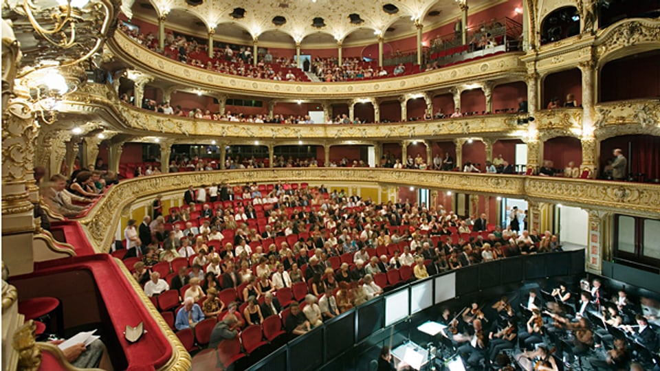 Die Zuschauerränge und der Orchestergraben im Opernhaus in Zürich.