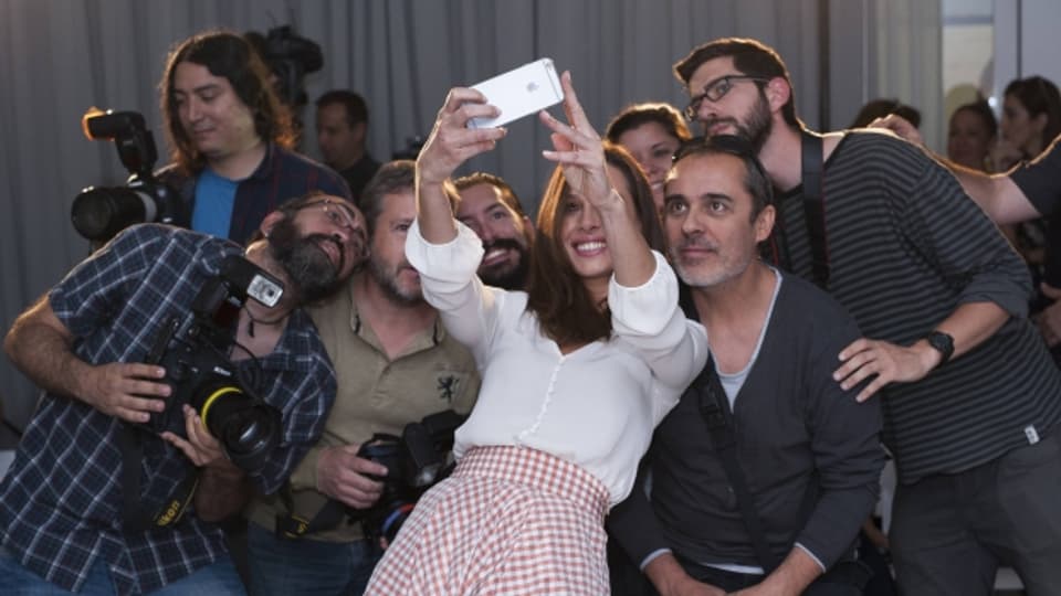Alle mit aufs Bild! Dank Selfies ist das bekannte Gesicht (hier von Model Eva Gonzalez) nur noch eines unter vielen.