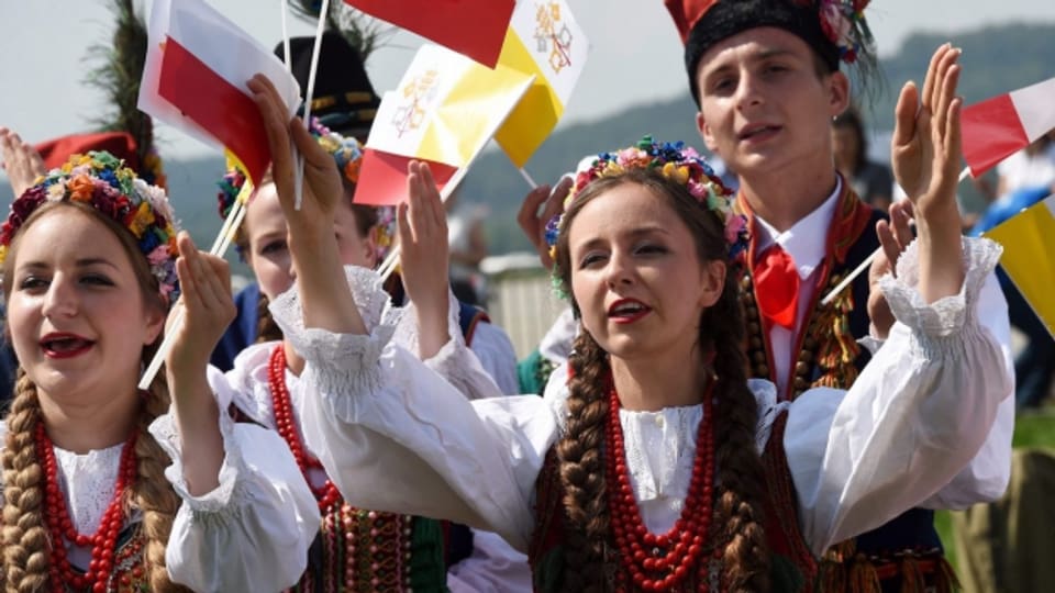 Folklore kennt keine Grenzen: Junge Besucher eines Volksfests in Polen.