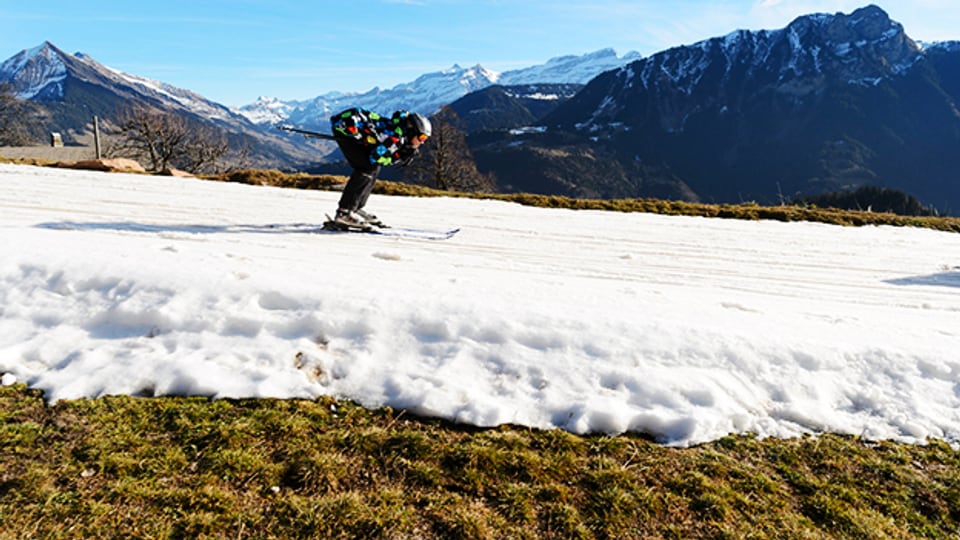 Der Berg ruft, doch der Schnee kommt nicht: Ein Skifahrer in Leysin, Dezember 2015.