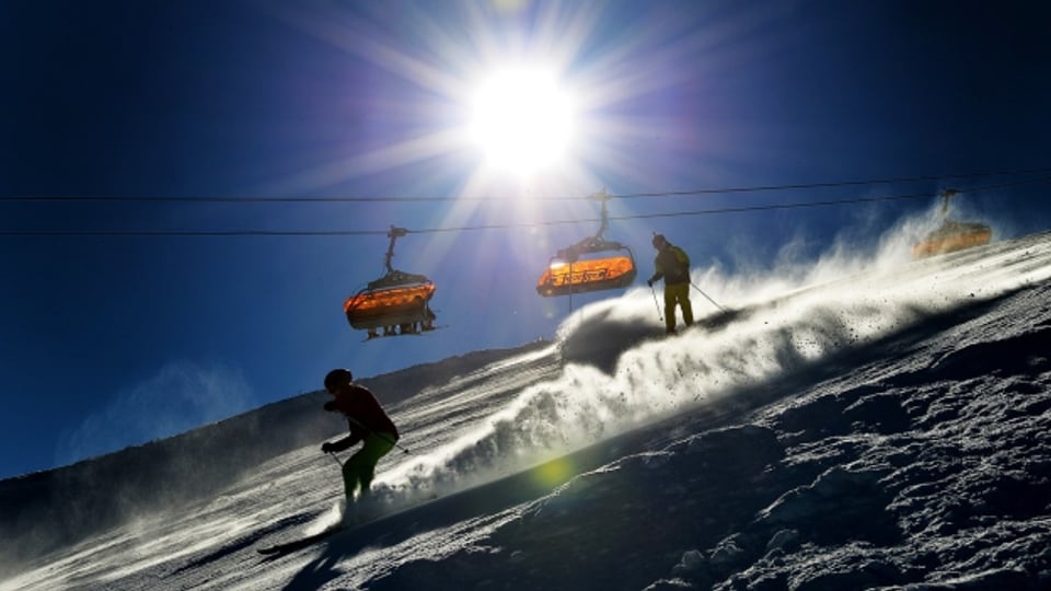 Schweizer Skifahrer weichen gerne nach Österreich (Bild: Flachau) aus, um die Kosten zu senken.