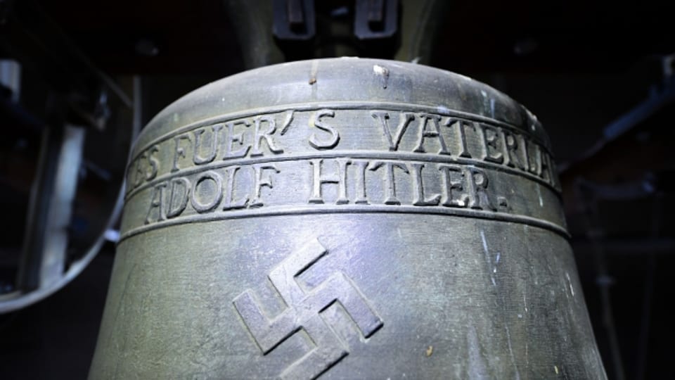 Eine Glocke mit Hakenkreuz und dem Spruch «Alles fuer's Vaterland - Adolf Hitler» hängt im Glockenturm einer deutschen Kirche.