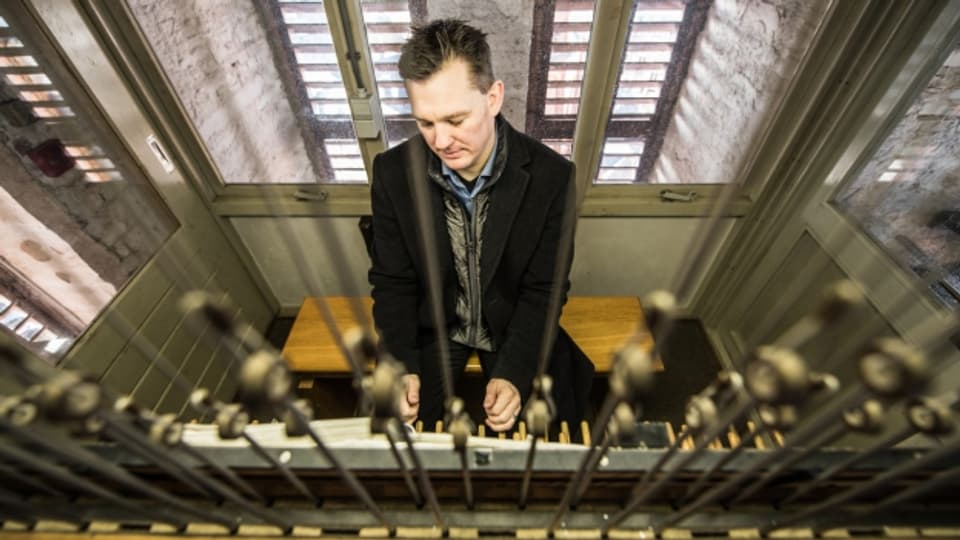 Thomas Frank, Carillon-Spieler, schlägt in die Tasten an.