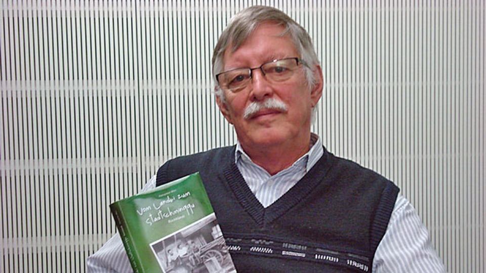 Hanspeter Möri mit seinem Buch «Vom Landei zum Stadtschminggu»