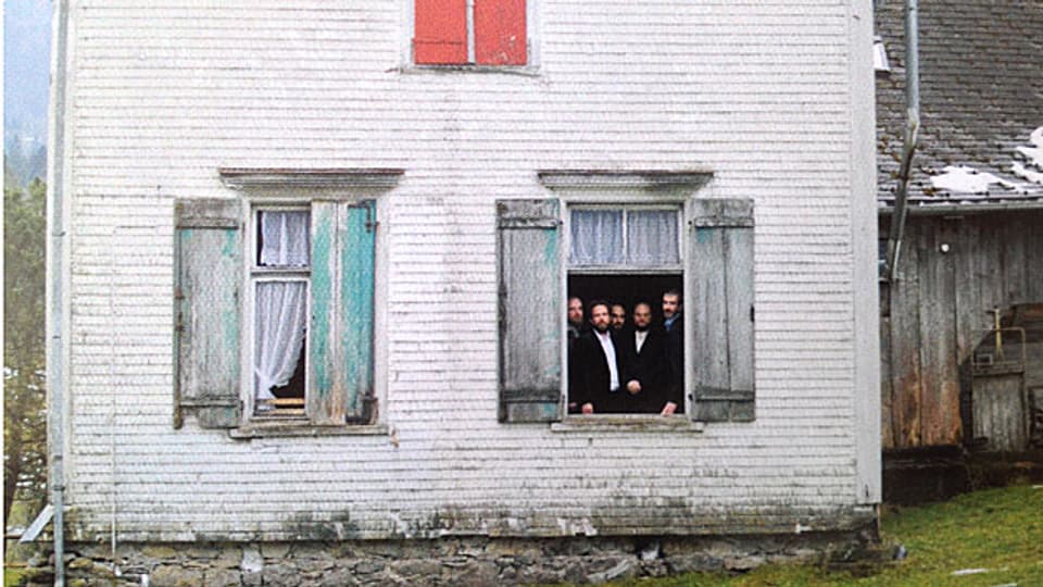 Band «Stahlberger» schaut aus einem Bauernhaus - Bild auf aktueller CD