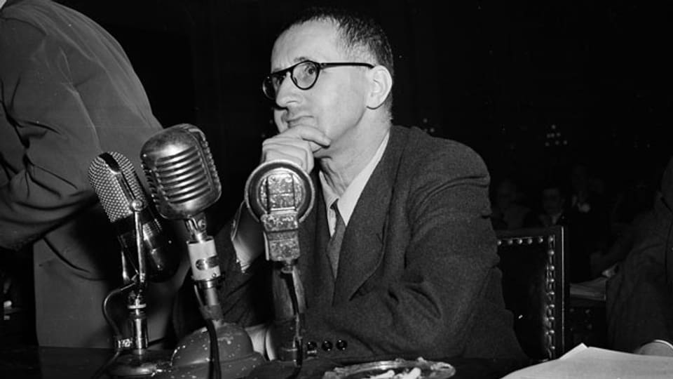 Bertolt Brecht am 30. Oktober 1947, vor dem «Ausschuss für unamerikanische Umtriebe» in Washington.