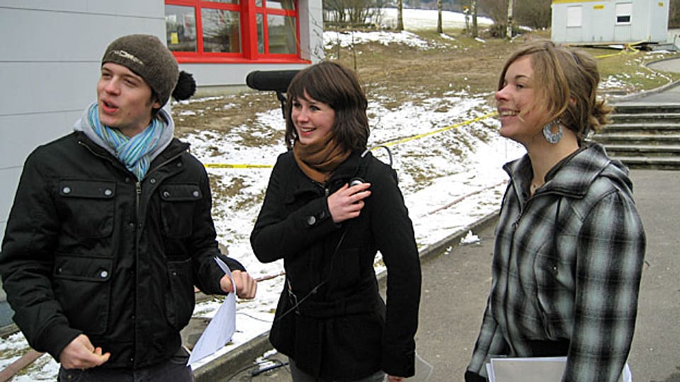 Pan Aurel Bucher, Nina Halpern und Irina Ledermann bei einer Aussenaufnahme in Willisau im Februar 2008.