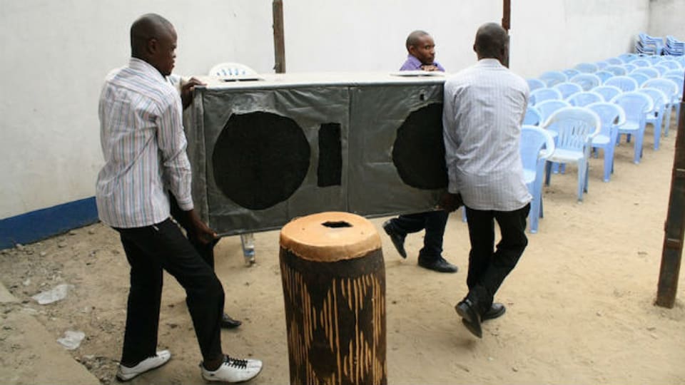 Der Gebrauch kraftvoller Verstärker, die oft eine schlechte Qualität aufweisen, ist in Kinshasa Bestandteil der Gottesdienste.