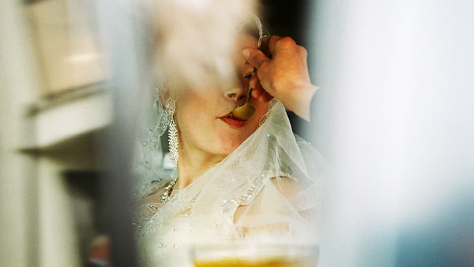 An einer «real russian wedding» wird nicht nur Alkohol getrunken, sondern löffelt man sich auch Honig in den Mund.