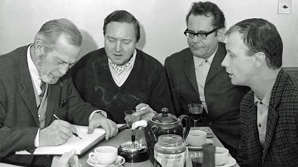 René Deltgen, Regisseur Hans Hausmann, Hans Helmut Dickow und Luzius Versell besprechen das Hörspiel-Manuskript.
