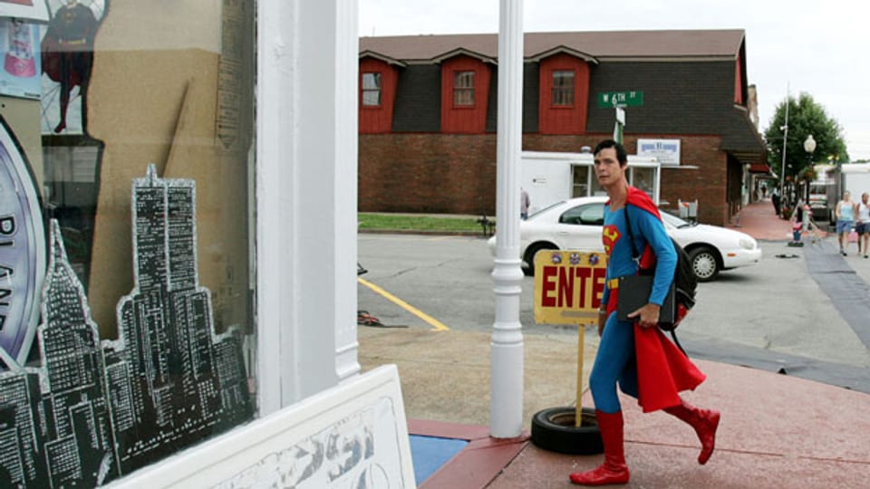 Superman-Darsteller Christopher Dennis unterwegs in Metropolis: Die Kleinstadt im US-Bundesstaat Illinois ist vor allem bekannt als «Heimat» des Science-Fiction-Helden Superman, dessen Abenteuer zu einem überwiegenden Teil in einer fiktiven Stadt namens Metropolis spielen.