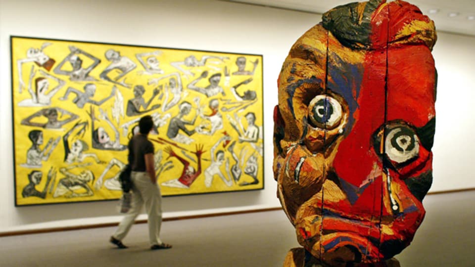 Die Ausstellung «Kunst in der DDR» (2003) in der Berliner Neuen Nationalgalerie zeigte unter anderem diese beiden Werke. Bild: «Das grosse Stadtbad» (Wolfgang Smy), Skulptur: «Du musst doch bewaffnet sein» (Hans Scheib)