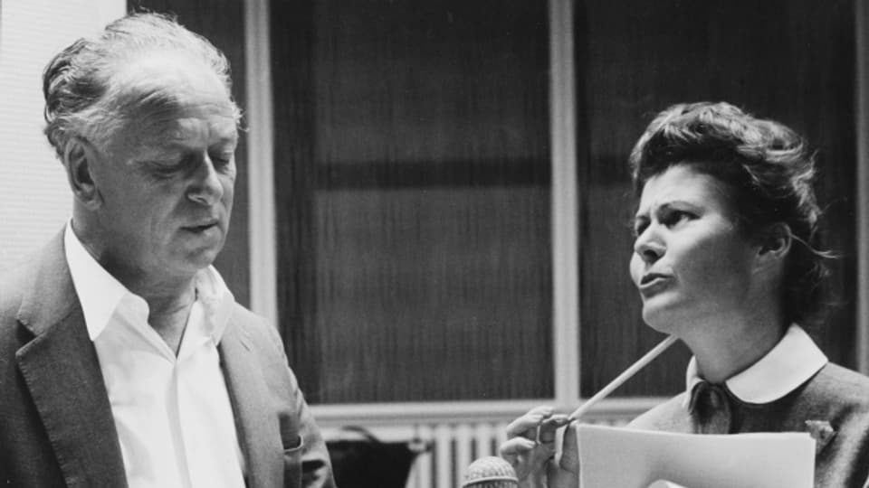 Leopold Biberti und Anne-Marie Blanc im Hörspielstudio während der Aufnahmen von «Lieben und lieben lassen» (1960)